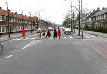 117489 Afbeelding van verkeersbrigadiers op de oversteekplaats voor voetgangers in de W.A. Vultostraat te Utrecht, ter ...